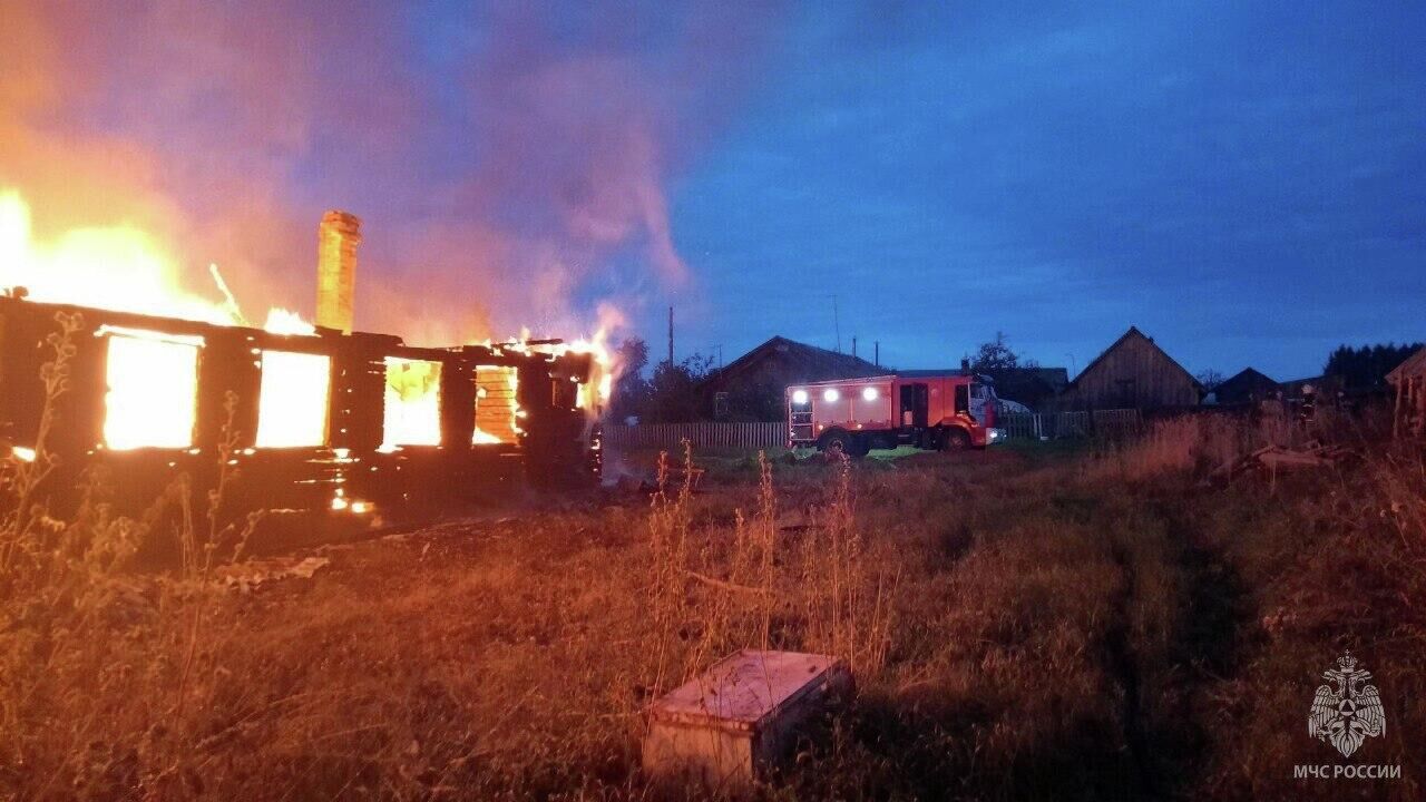 Четыре человека погибли при пожаре в жилом доме в Кировской области